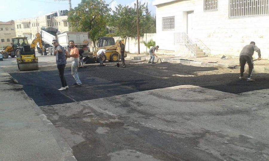 متابعة أعمال إعادة تأهيل الشوارع، والصور لشارع مدرسة وليد أبو مويس ،شارع البلدية .